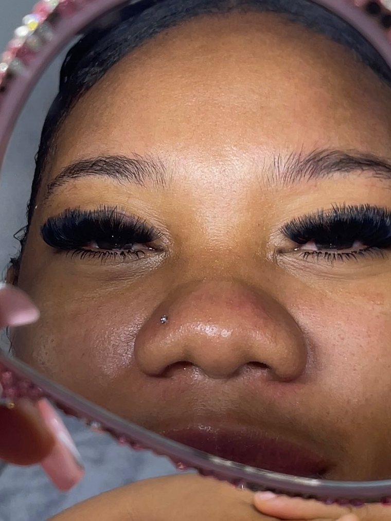 Wet set lash extensions with glossy closed spikes